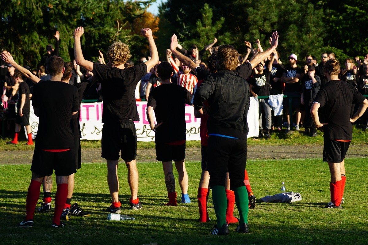 Team infront of fans in Schildau